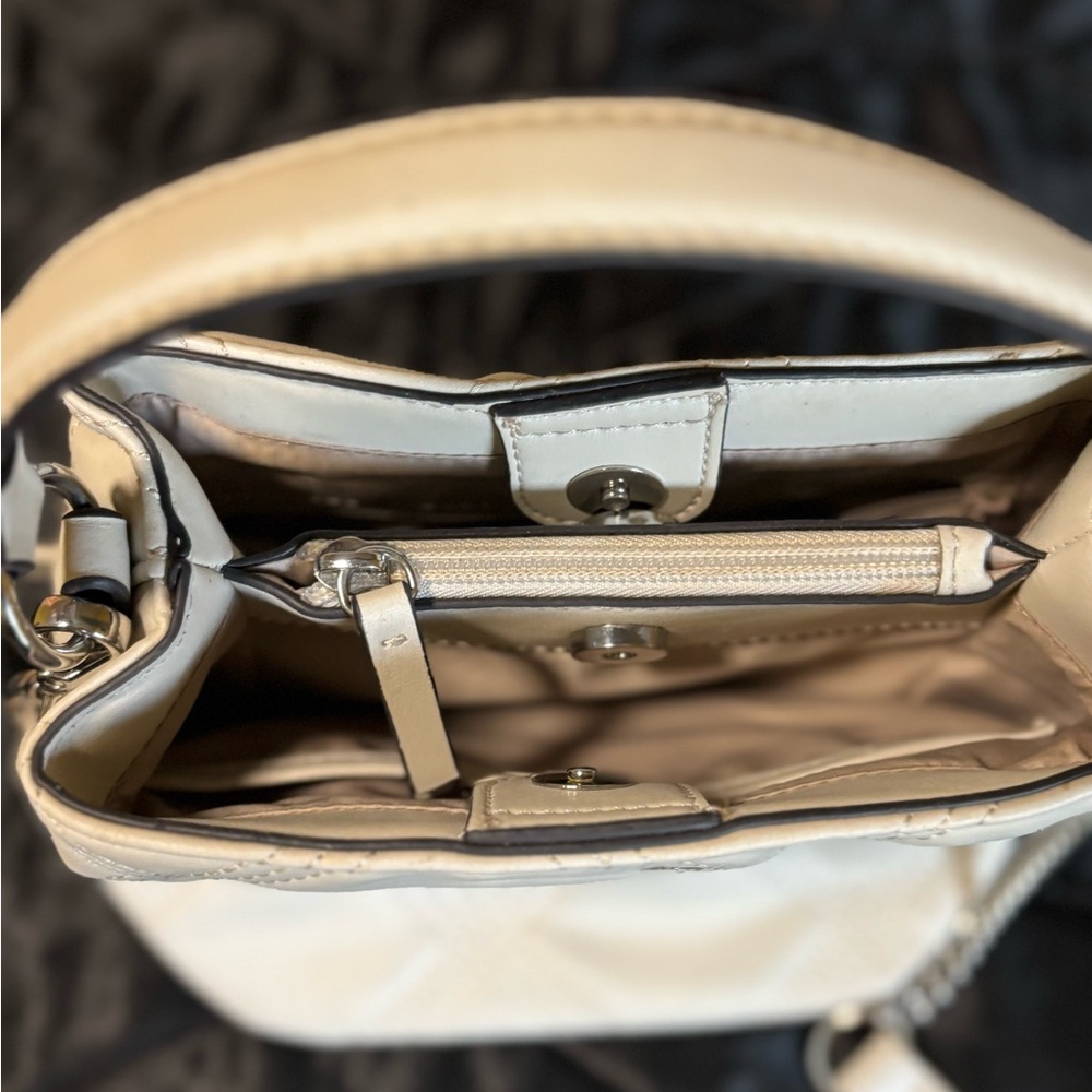 ✨ Pre-Loved Nine West Quilted Crossbody Bag ✨ - Picture 5 of 8